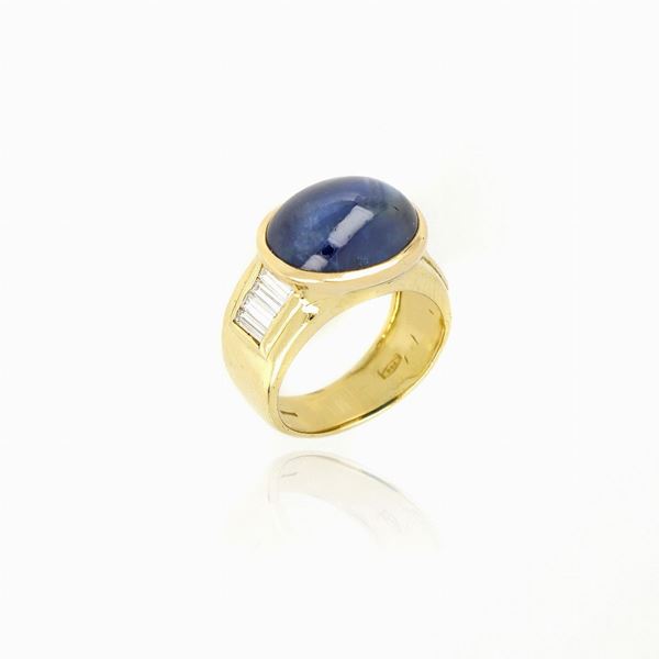 Anello con zaffiro cabochon 