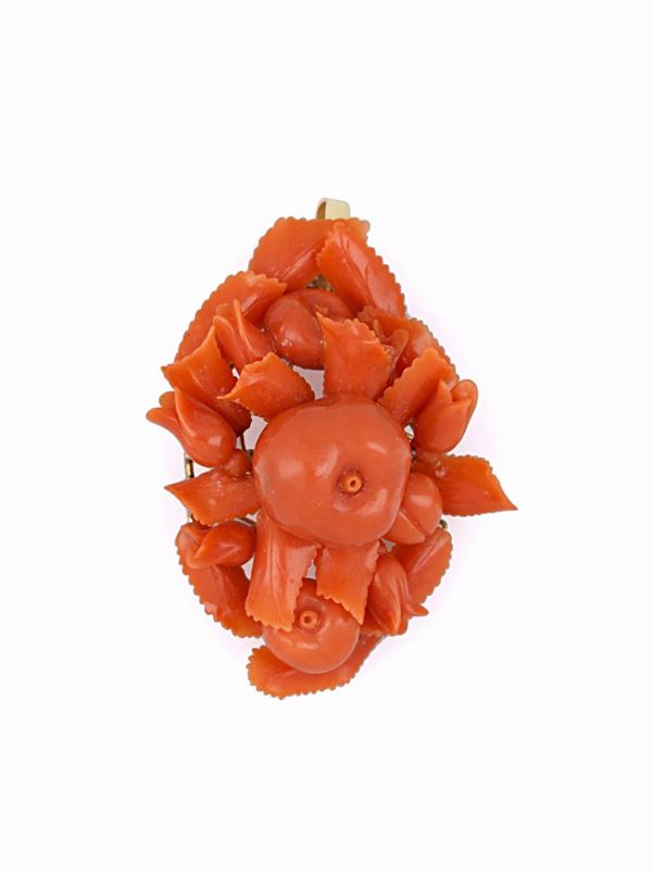 Pendente con corallo inciso