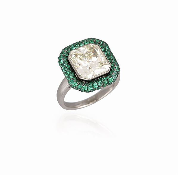 Anello con diamante e smeraldi