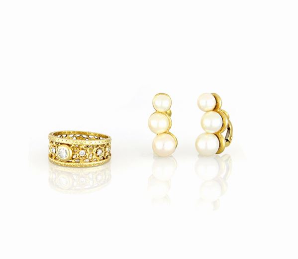 Lotto composto da anello traforato e orecchini con perle