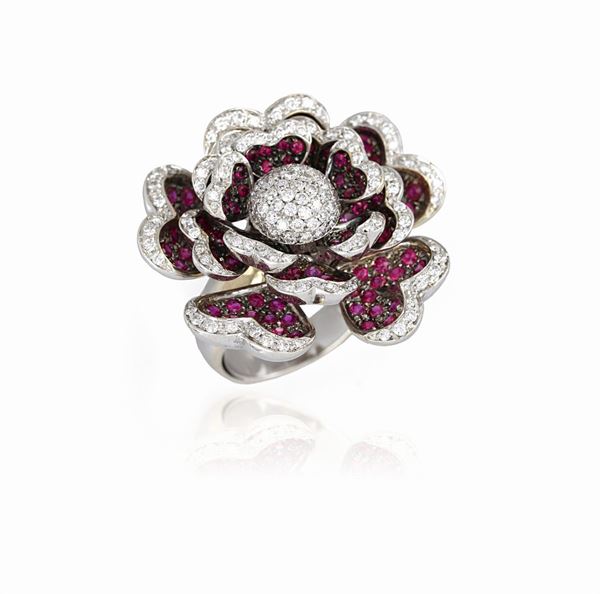 Anello fiore con diamanti e rubini