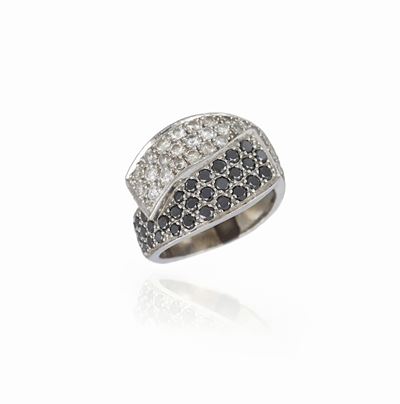 Anello a Fascia in Oro Bianco e Diamanti Incolori e Neri