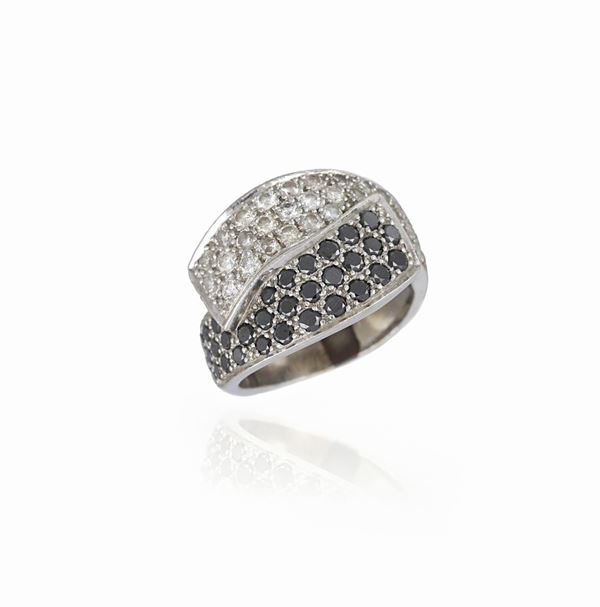 Anello a fascia in oro bianco e diamanti incolori e neri