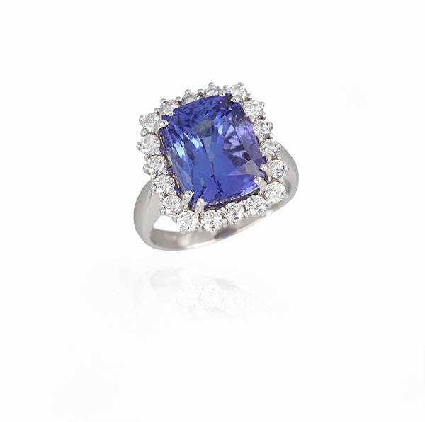 Anello con tanzanite centrale