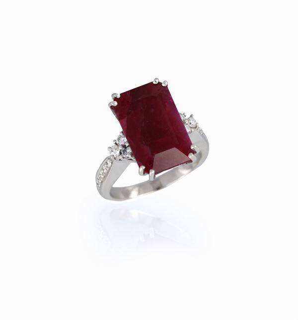Anello con rubino centrale