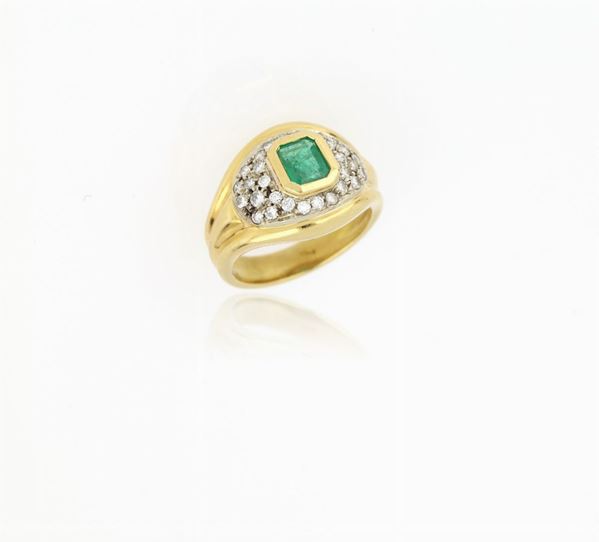 Anello con smeraldo