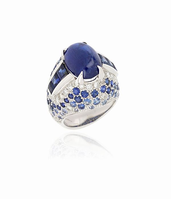 Anello a fascia bombata con zaffiro birmano