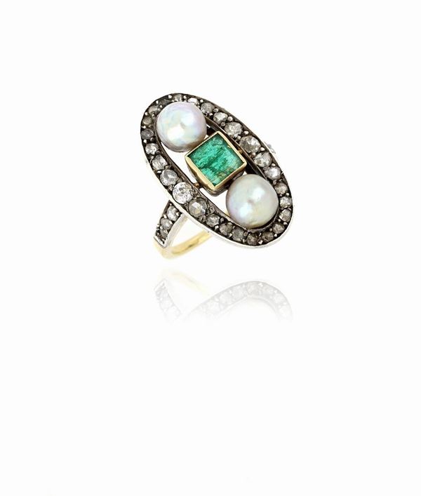 Anello antico con perle naturali e smeraldo 