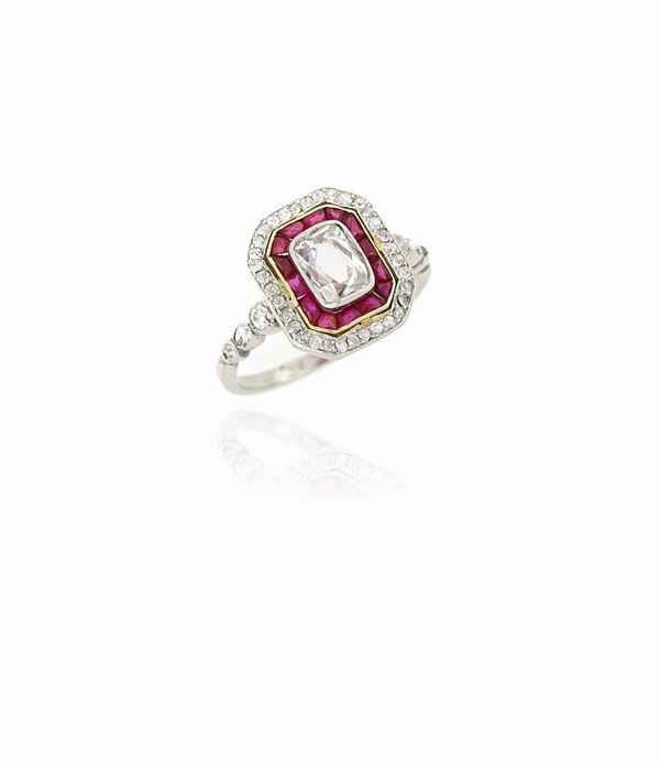 Anello con diamanti e rubini sintetici