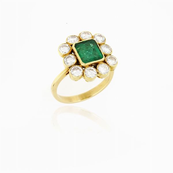 Anello in oro giallo, smeraldo e diamanti