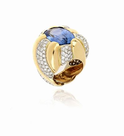 Anello in Oro Giallo, Zaffiro Centrale e Diamanti