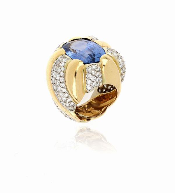 Anello in oro giallo, zaffiro centrale e diamanti