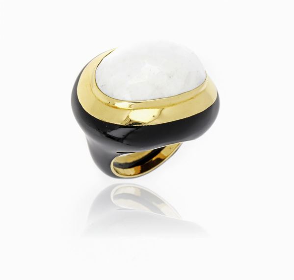 Anello in smalto nero ovale oro giallo e quarzo bianco