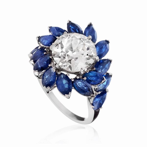 Anello floreale con diamante old cut e zaffiri