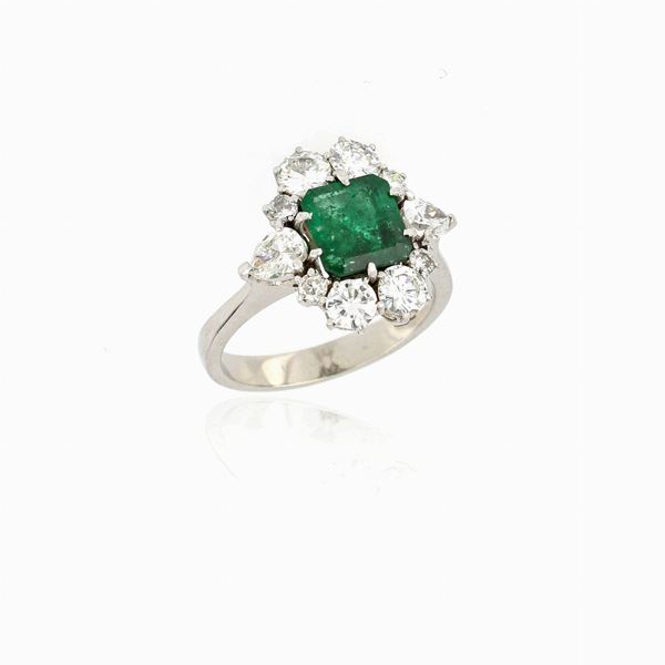 Anello con smeraldo e diamanti