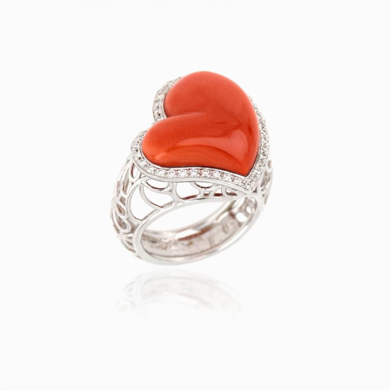 Anello in Oro con Diamante e Corallo a Cuore