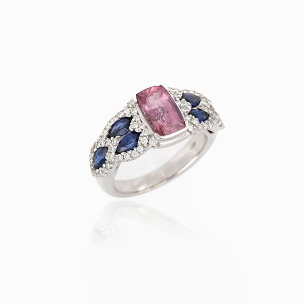 Anello con zaffiro rosa
