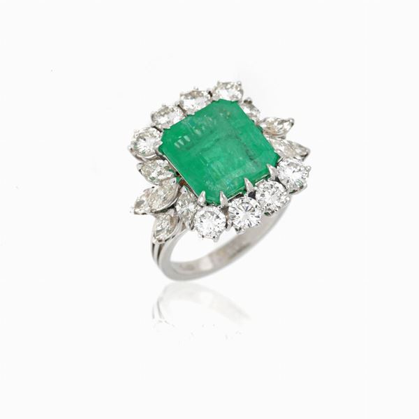 Anello margherita con smeraldo