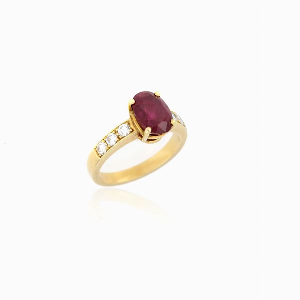 Anello con rubino birmano