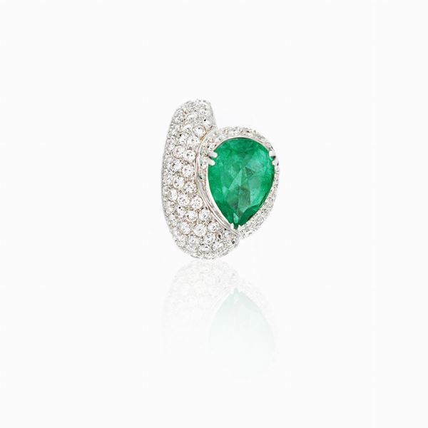 Anello con smeraldo a goccia e diamanti