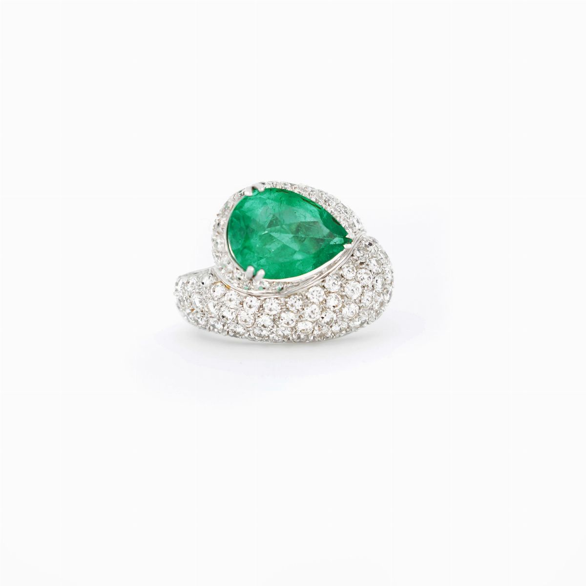 Anello con Smeraldo a Goccia e Diamanti