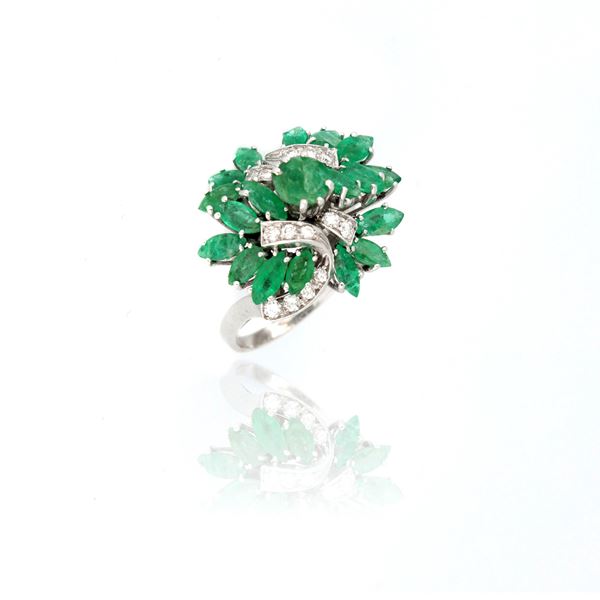 Anello floreale con smeraldi e diamanti 