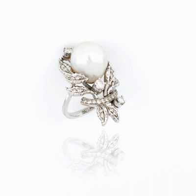 Anello con Perla a Goccia e Diamanti
