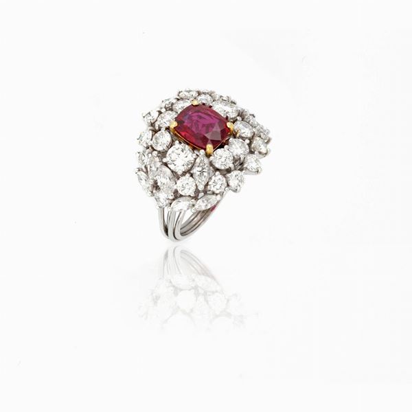 Anello con rubino e diamanti 
