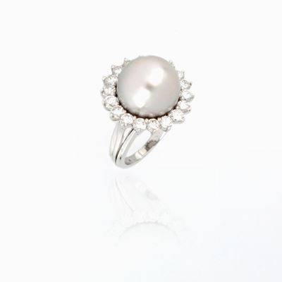 Anello con Perla Coltivata South Sea e Diamanti