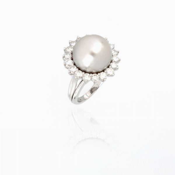 Anello con perla coltivata South Sea e diamanti 
