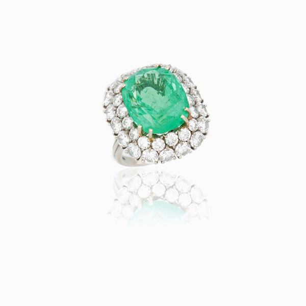 Anello con smeraldo e diamanti