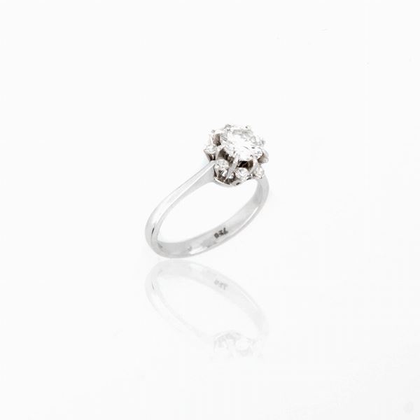 Anello fiore con diamanti