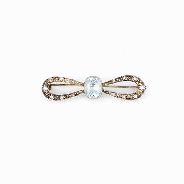 Spilla fiocco con acquamarina e diamanti  - Auction GIOIELLI E OROLOGI - Faraone Casa d'Aste