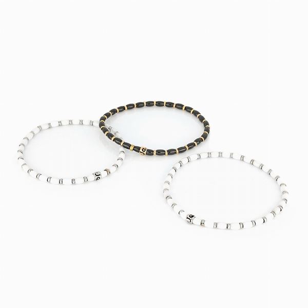 Bracciali elastici con dischetti in oro e ceramica   - Asta GIOIELLI E OROLOGI - Faraone Casa d'Aste