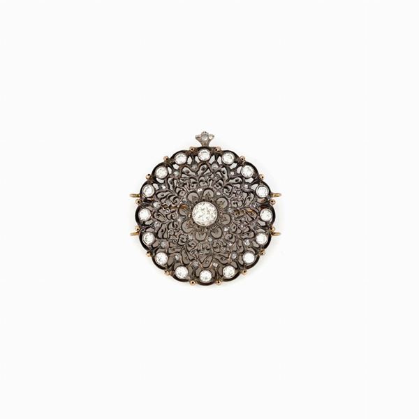 Spilla traforata con diamanti