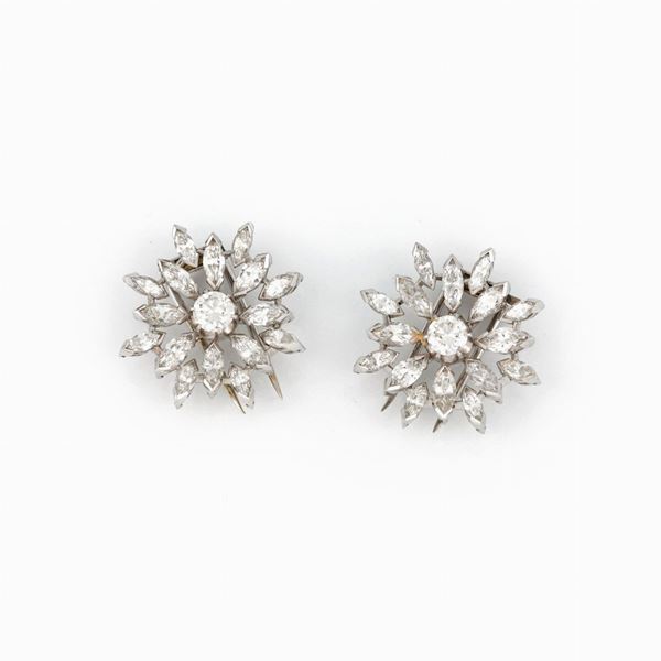 Coppia di spille floreali con diamanti 