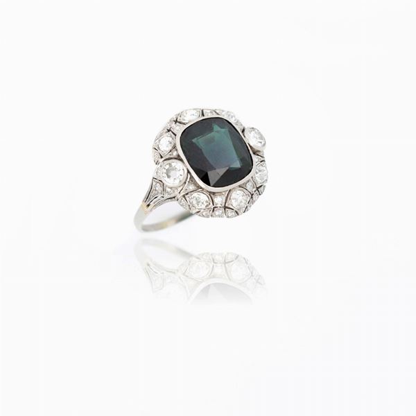 Anello con zaffiro e diamanti 
