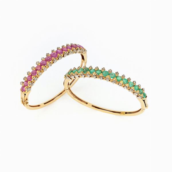 Coppia di bracciali con rubini e smeraldi