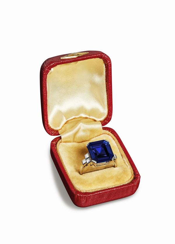 Anello Art Dec&#242; con importante zaffiro colour change
