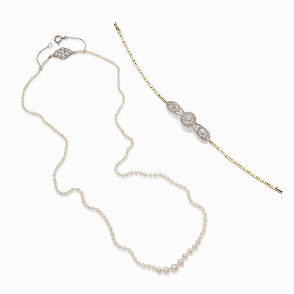 Lotto composto da bracciale e filo di perle