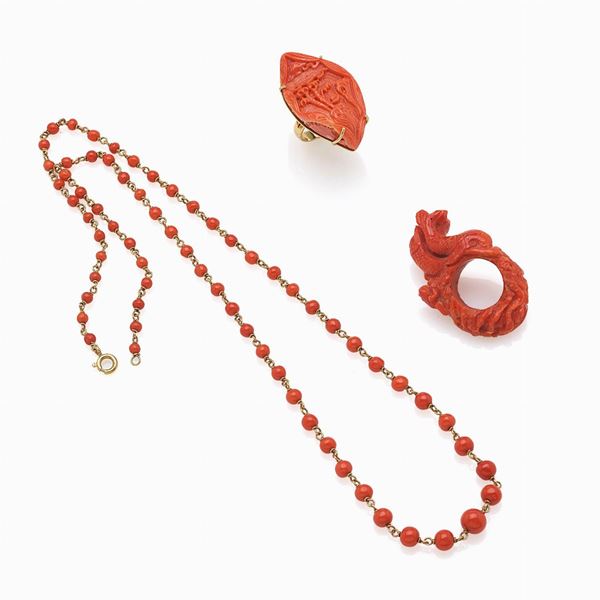Lotto coralli (anello scultura - anello oro e corallo inciso - collana con corallo)