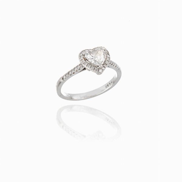 Anello con diamante cuore