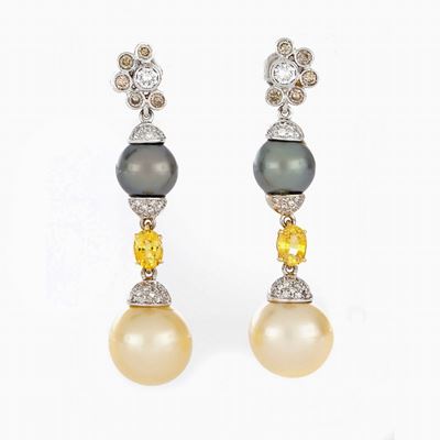 Orecchini Pendenti in Oro con Perle, Diamanti Incolori e Brown e Zaffiri