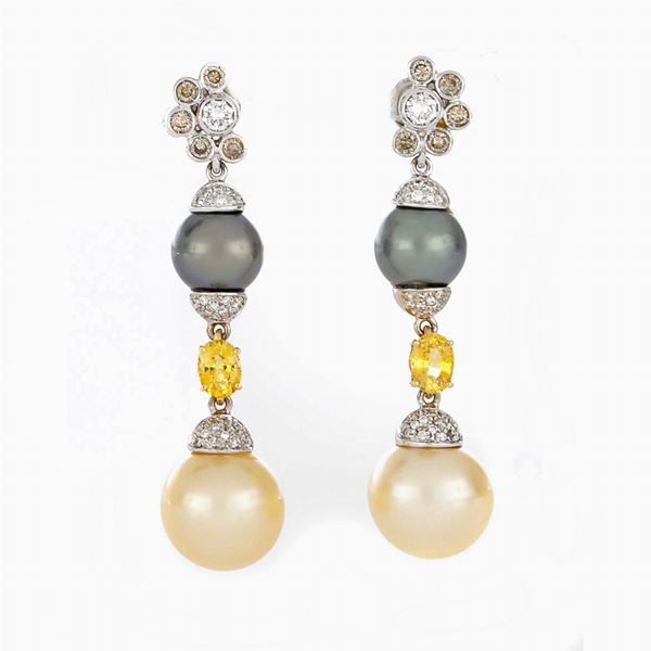 Orecchini pendenti in oro con perle, diamanti incolori e brown e zaffiri