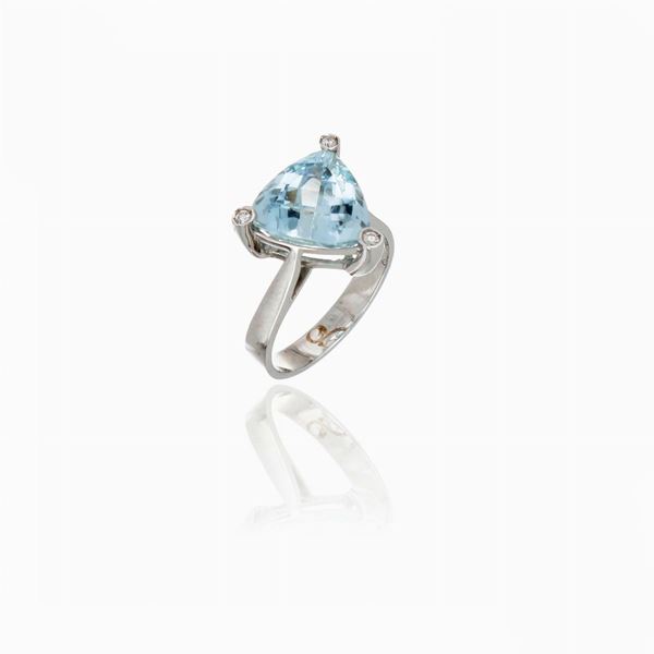 Anello con acquamarina