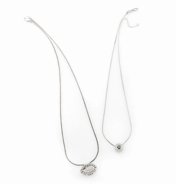 Set consiting of two necklace