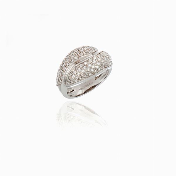 Anello contrari&#232; con diamanti