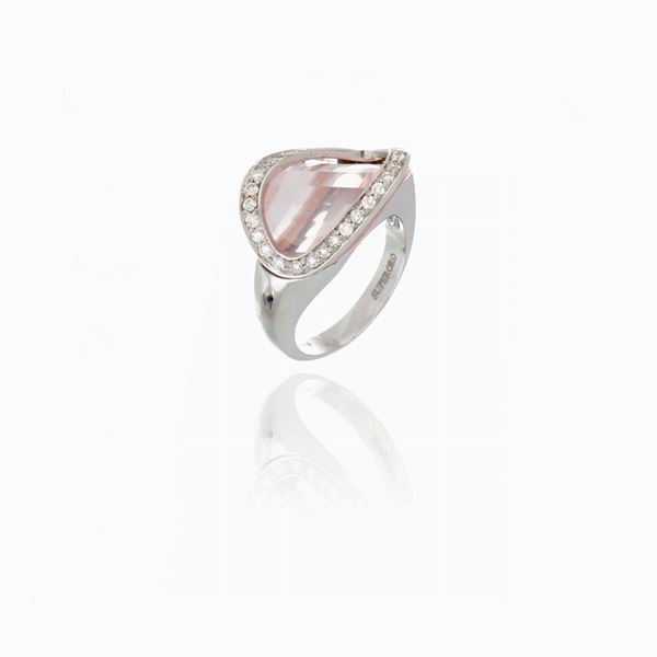 Anello con morganite e diamanti