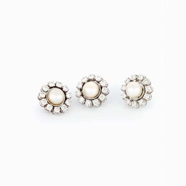Set composto da tre orecchini con perle