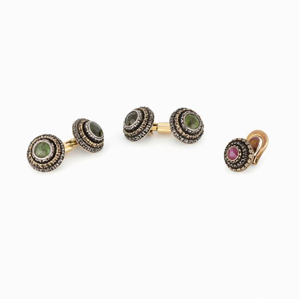Gemelli con olivine e un bottone da sparato con rubino  - Auction GIOIELLI E OROLOGI - Faraone Casa d'Aste